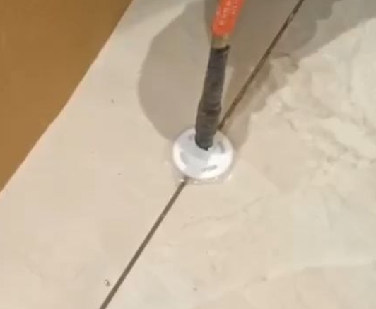 木兰瓷砖空鼓维修公司专业解答瓷砖在铺贴过程中，如果没有涂抹均匀到位的粘结材料（如水泥砂浆或瓷砖胶），可能会导致以下问题